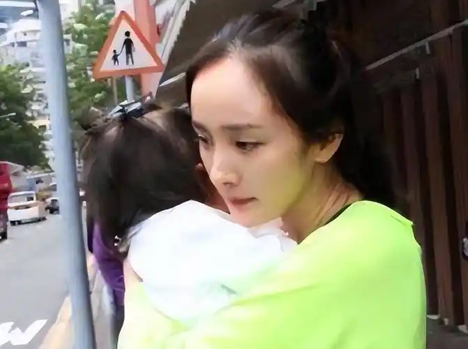 杨幂公开支持女儿追梦,谈及小糯米满眼闪光,透露女儿热爱画画