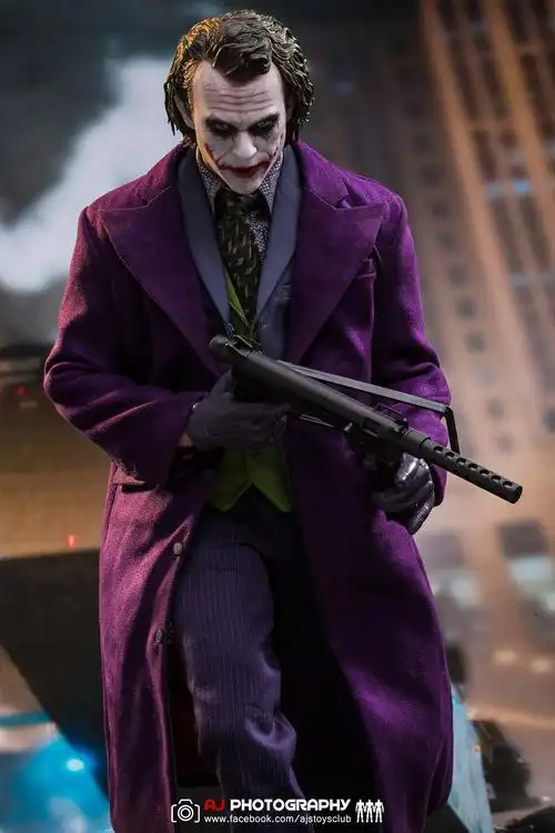 《蝙蝠侠:黑暗骑士》小丑1:4比例珍藏人偶实物图 极致演绎