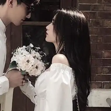 抖音热门拿扇子情侣头像,捧花遮脸