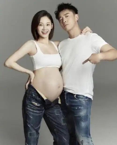 郑恺凌晨晒孕肚照,苗苗身穿薄纱,这样的孕照还是第一次看到!