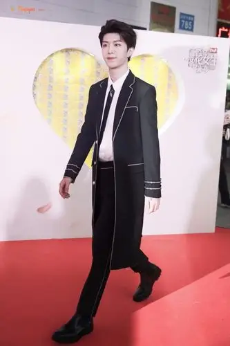 范丞丞穿黑色风衣亮相活动白嫩帅气,气质优越霸道总裁范十足!