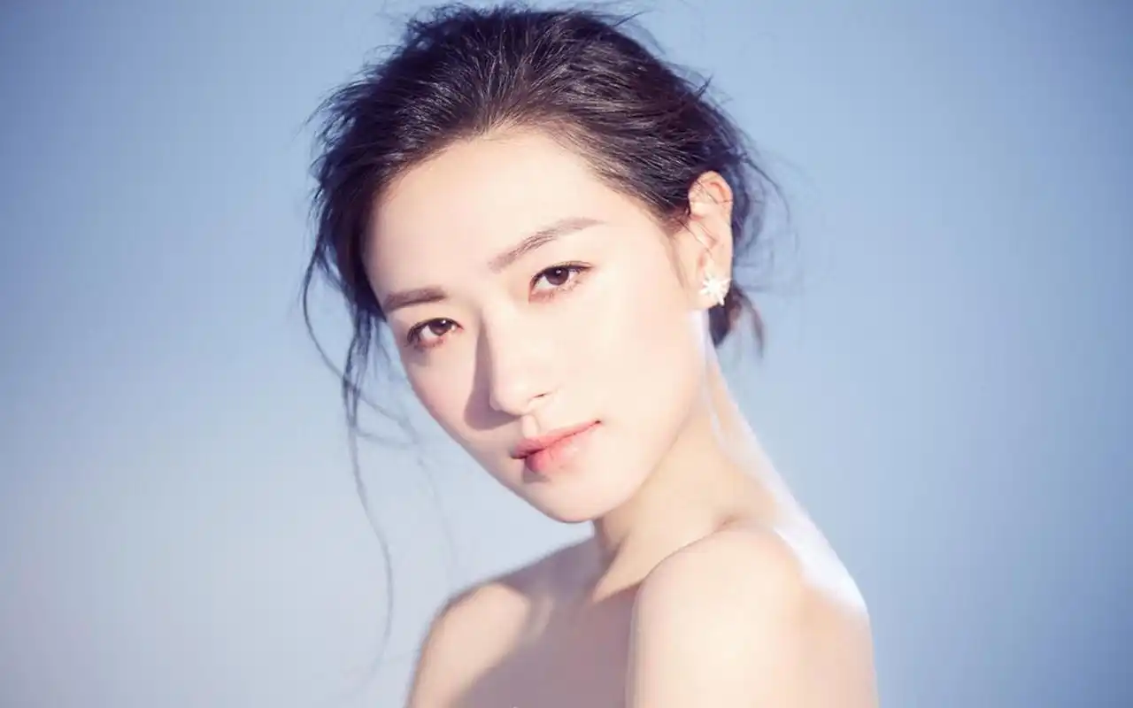 万茜优雅大气迷人写真图片电脑壁纸