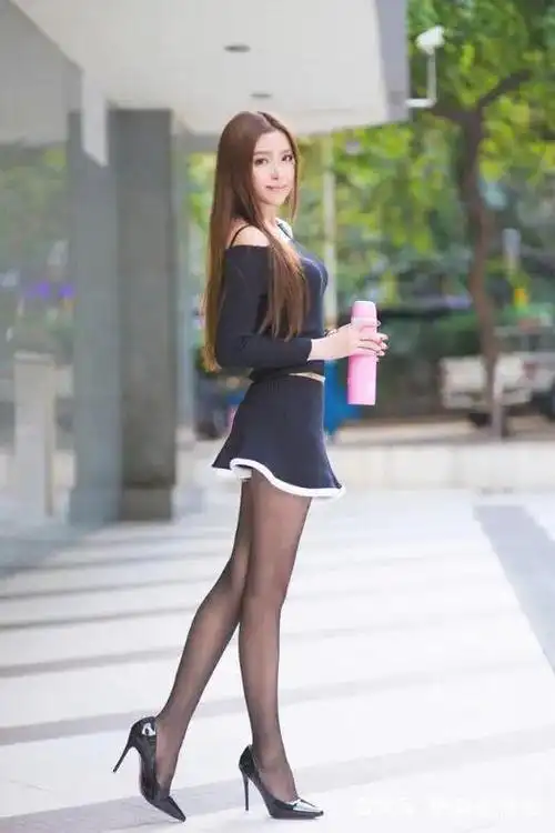 吊带短裙 黑丝高跟鞋,美女这样穿竟然美出新高度!|亮色系_网易订阅