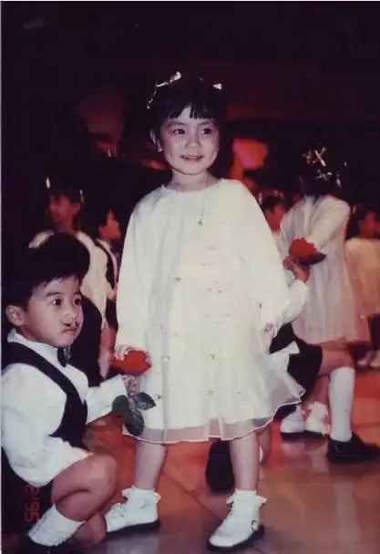 邓紫棋小时候长得好看又可爱甚至还和天后王菲撞脸了