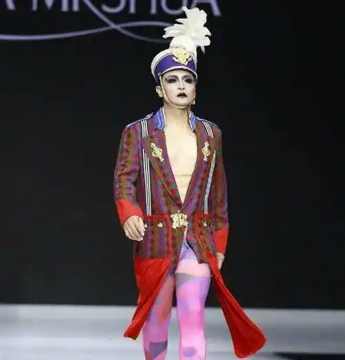 陈志朋辣眼睛造型遭群攻微博回应网友俺很快乐很开心