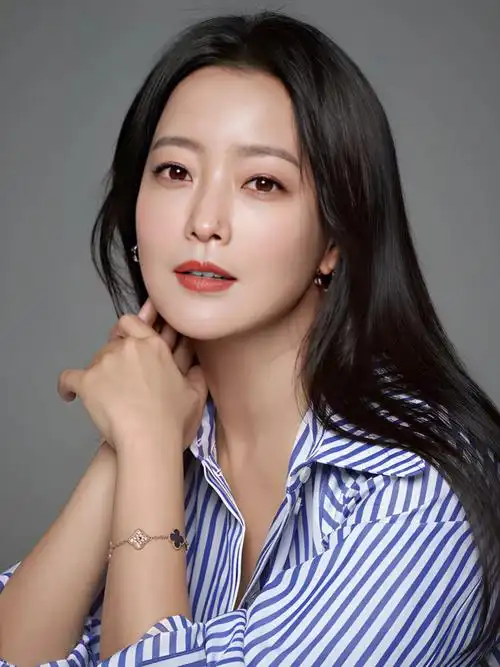 韩国女星金喜善气质贤淑精致迷人