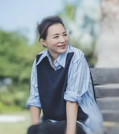 董卿私服穿搭简直了条纹衬衫配吸烟裤时髦精致比博主更会穿