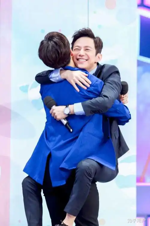 如何评价何炅和王嘉尔的关系?