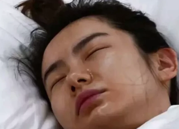 戚薇起床素颜状态镜头却是满脸油光最真实的样子接地气