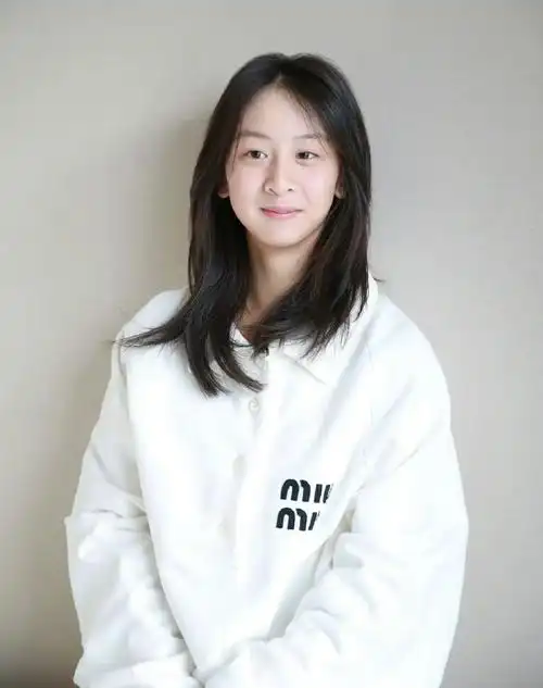 除了鼻子像田亮之外,其他都是挑父母优点长得,清秀水灵,大高个,白皮肤