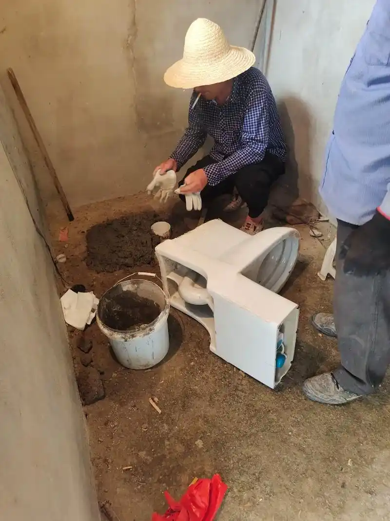 农村厕所改造:老人蹲便器不方便换成坐便器#图文伙伴计划 #眼 - 抖音