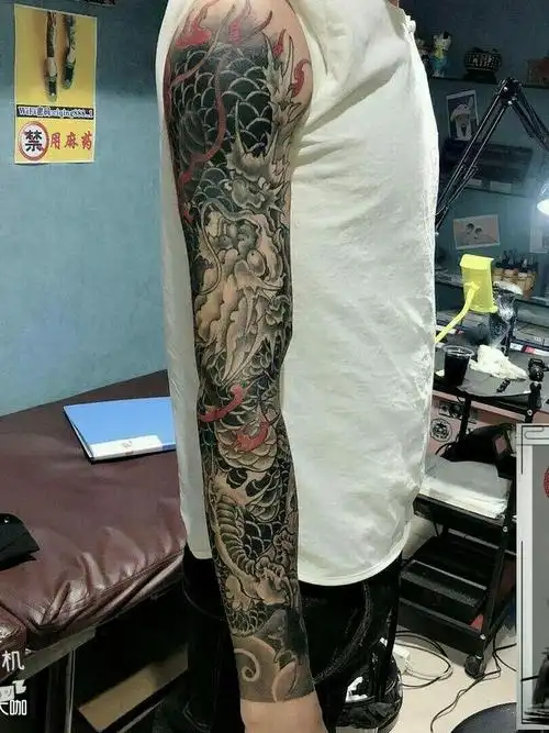 花臂龙遮盖图腾