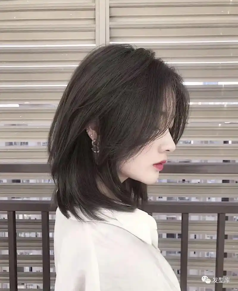 搭肩短发发型清新自然,减龄瘦脸