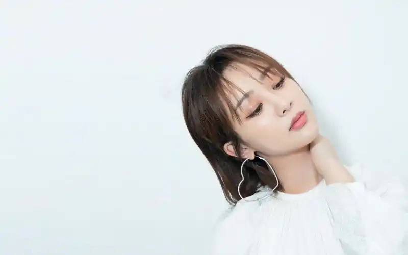 杨紫白裙写真壁纸图片-美女壁纸-高清美女图片-第2图-娟娟壁纸