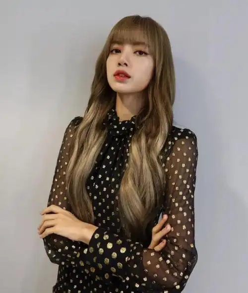 时尚迪科人间芭比lisa一袭公主裙亮相公演舞台top级别神颜值不输女