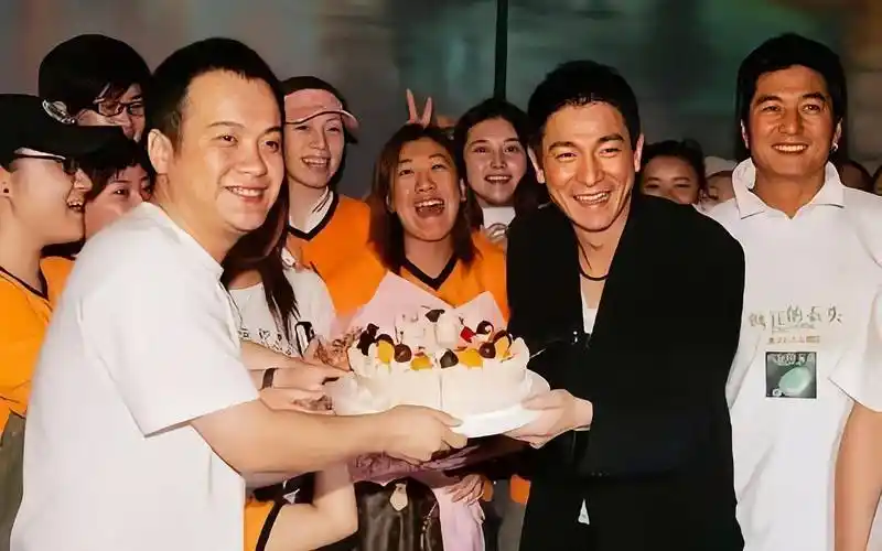 人前是演员,背后是经纪公司大老板,这些明星个个闷声发大财_刘德华