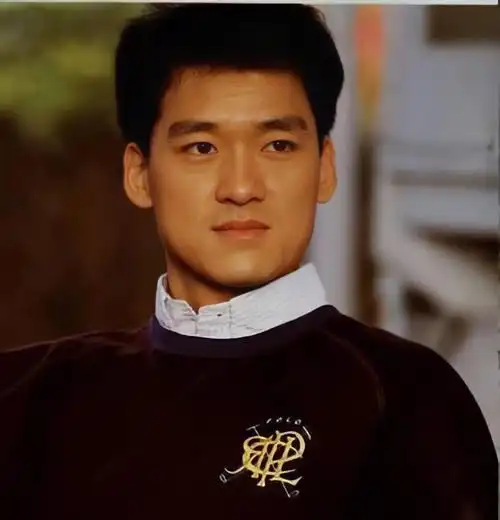 周华健年轻照大曝光,歌神很耐看!