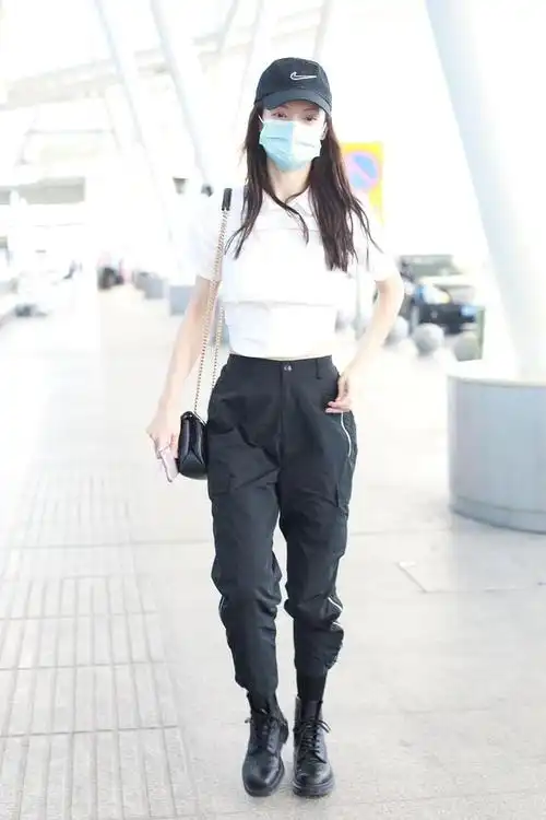 金晨街拍:假两件露脐衬衫工装裤 bvlgari手袋马丁靴酷帅时髦