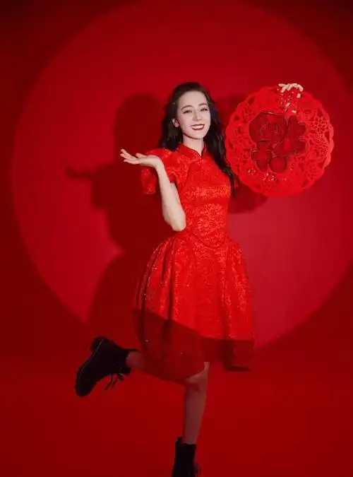 迪丽热巴一身红色旗袍亮相春晚,满是喜庆之感,其他裙装更为优雅_高清