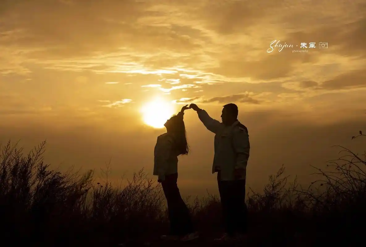 爱在日落黄昏时氛围感情侣写真
