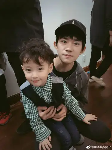 易烊千玺与小朋友独家合照姿势 抱怀坐腿式温柔又暖心