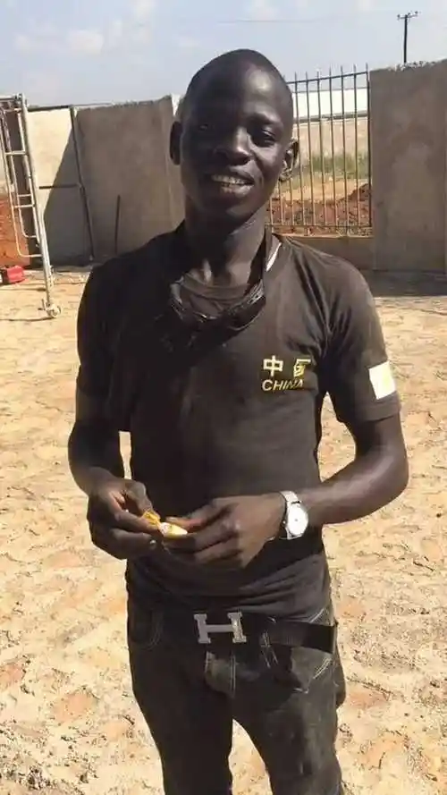 今天给黑哥几块糖看把他乐的非洲人很容易满足的