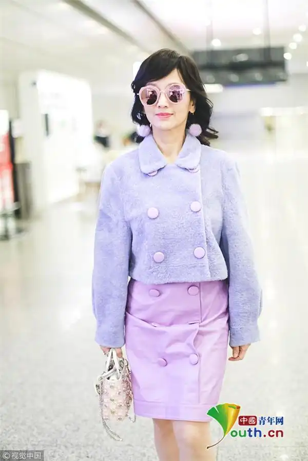 赵雅芝变"薰衣草女孩" 秀美腿戴毛球耳饰靓丽吸睛