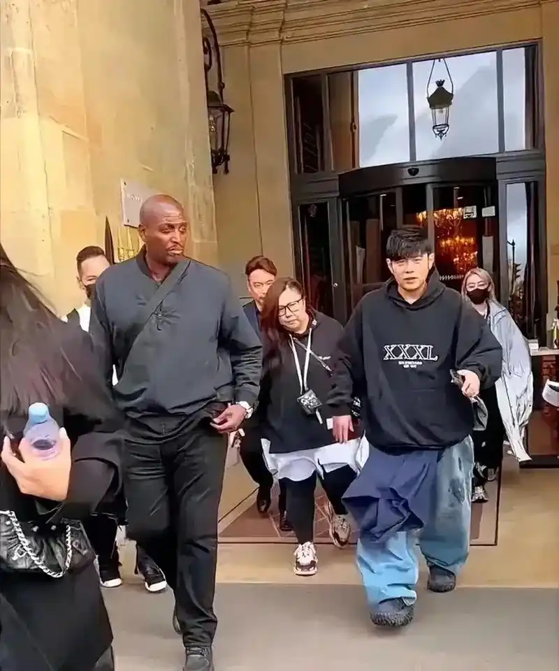 看到这张照片,我还特意去查了周杰伦的身高[捂脸]!