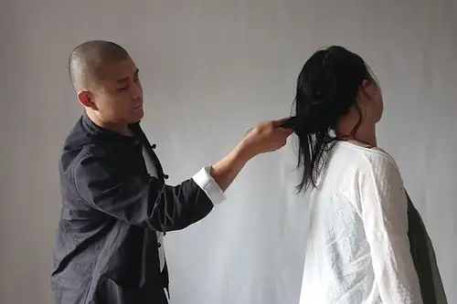 小义教你防身术:被人从后面抓住头发,一招就能反制对方