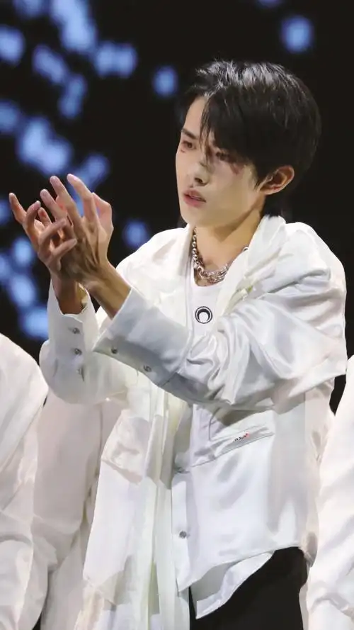 易烊千玺二三逢时戢鳞风起