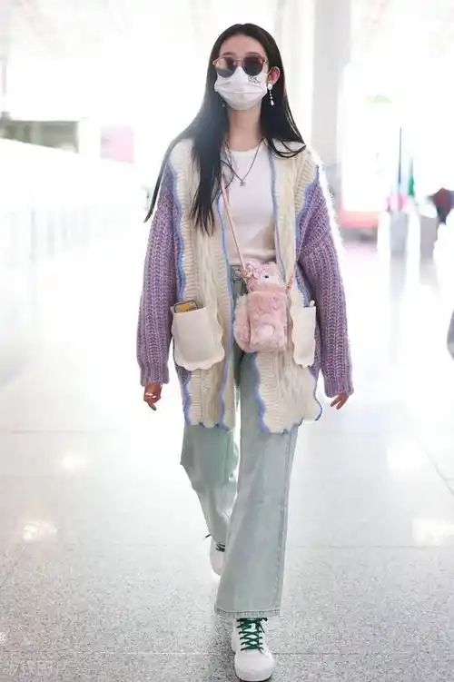 张艺凡穿拼色毛衣开衫搭配浅蓝色牛仔裤