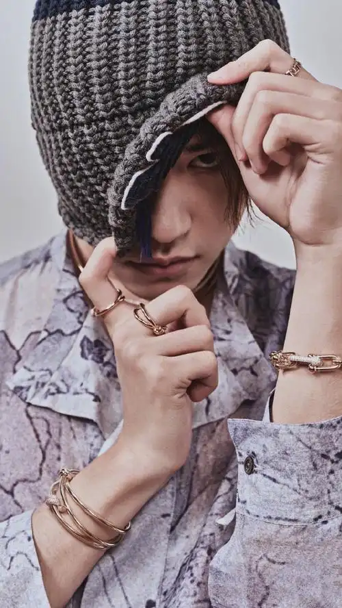 易烊千玺时尚芭莎开季封面