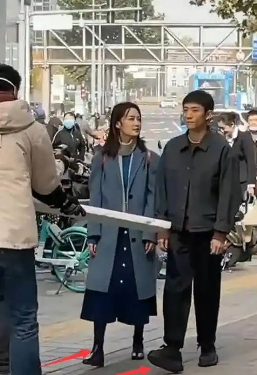 偶遇李沁张一山拍戏路人视角下身高引热议确定相差10公分