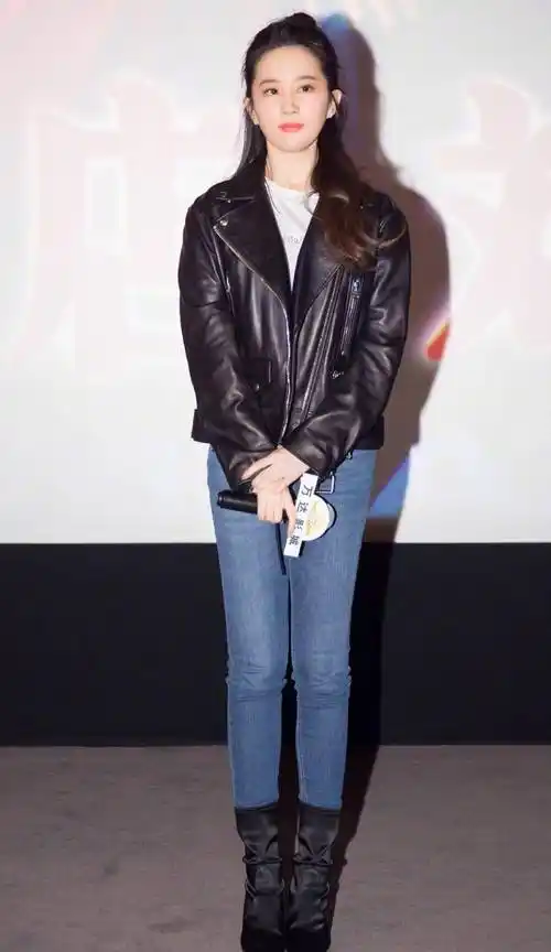 刘亦菲近照太惊艳,黑色外套陪短裙尽显美腿,网友:让人着迷_女性_身材