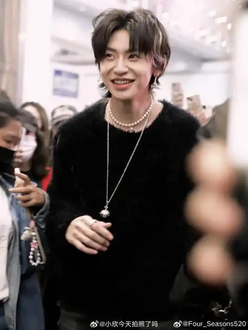 宝宝你再笑我可就要晕倒了  捡一点王琳凯笑迷糊的帅照    @小鬼