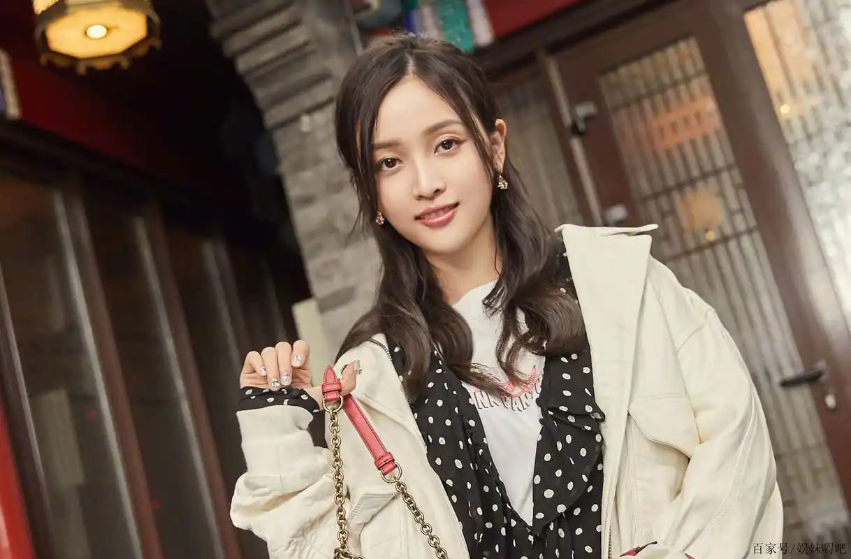 粉丝质疑工作室,黄龄深夜发文回应,过度关心成困扰?