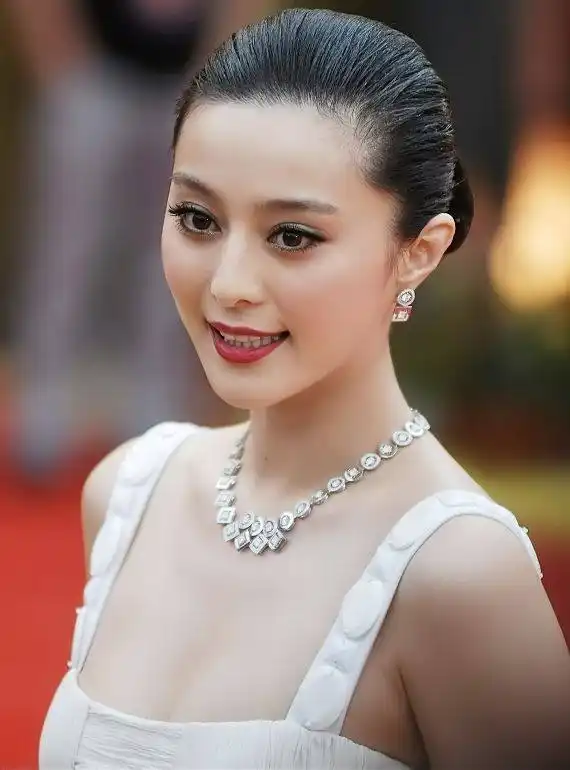 几位"胸霸天下"的女明星娱乐盘点,你猜猜第一是谁