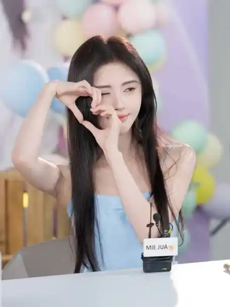 518觅橘直播～比心现场直拍视角好甜@鞠婧祎鸢鱼非的微博视频