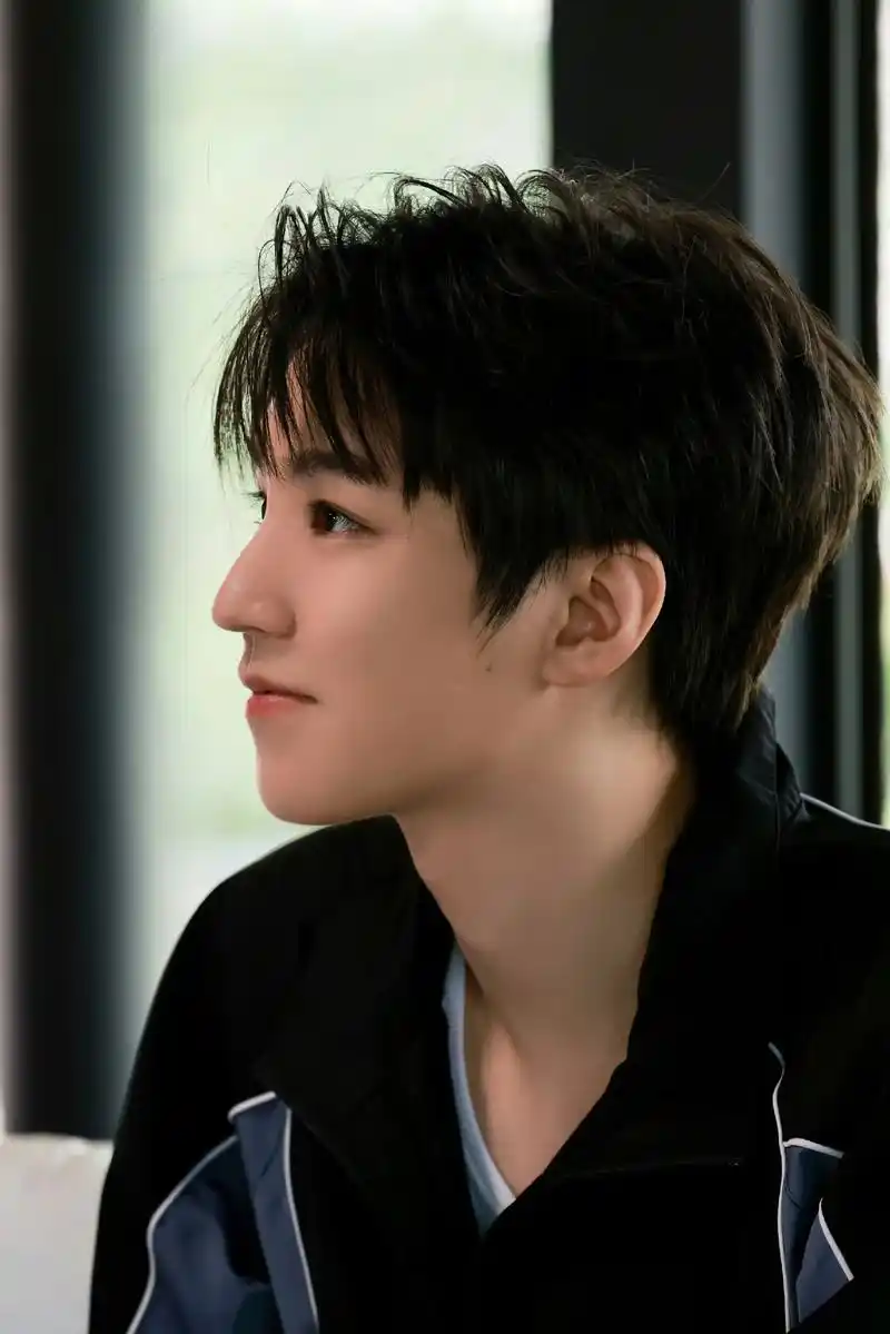 王俊凯 就这样看着你 脸红红的呼吸