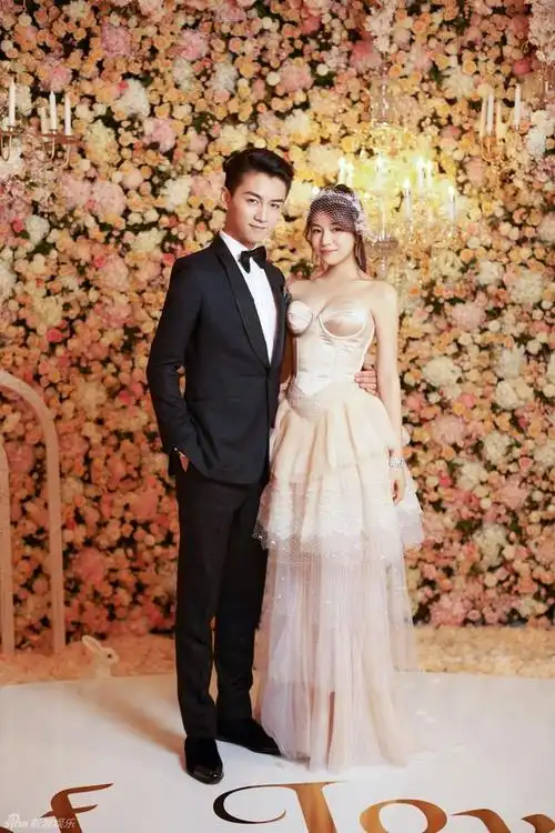 陈晓陈妍希再拍婚纱照,当年的婚纱照曾被吐槽"水桶腰"