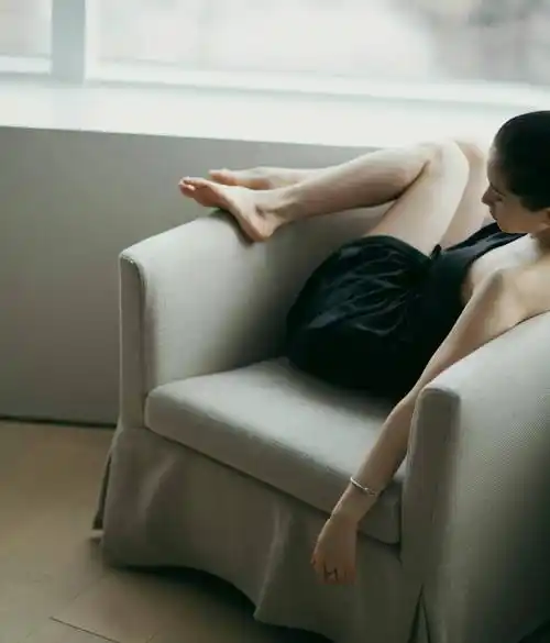 王子文黑酷套装半裸玉背,修长玉腿,精致白玉脚图片分享_广告_魅力