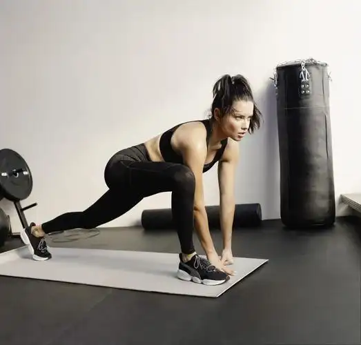 精采,   无论是一身运动劲装在健身房内疯狂锻鍊或在城市街头挥汗夜跑