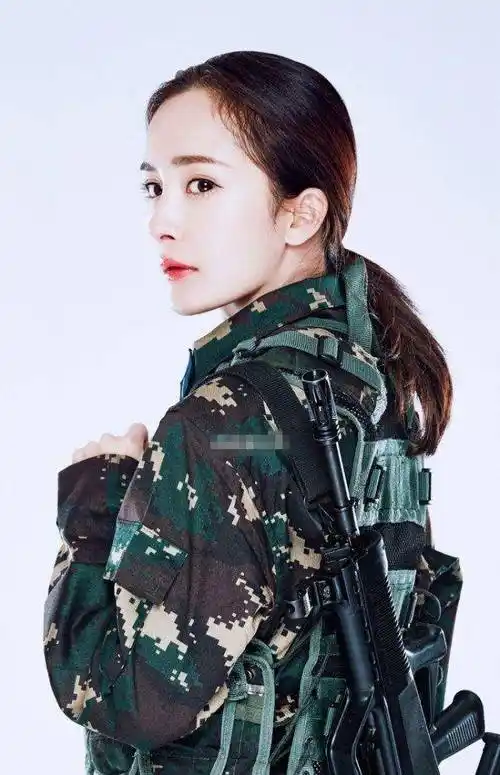 原创杨幂罕见军装照曝光引争议网友谁穿军装还化烟熏妆