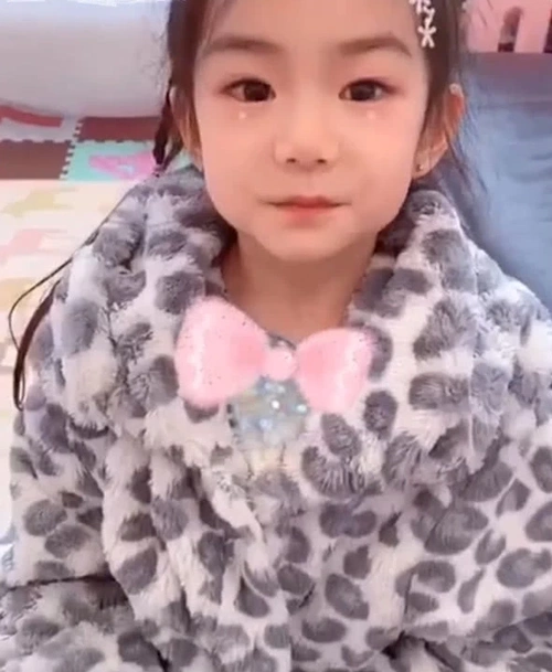 戚薇为5岁女儿庆生晒lucky拜年视频送祝福