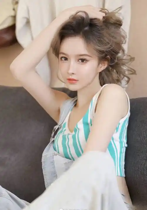 瓜子脸美女,牛仔背带裤,青春靓丽私房写真