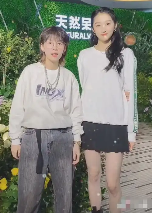 关晓彤被网红拉着比身高抓拍全身看清两人腿长对比才知腿精真没白叫