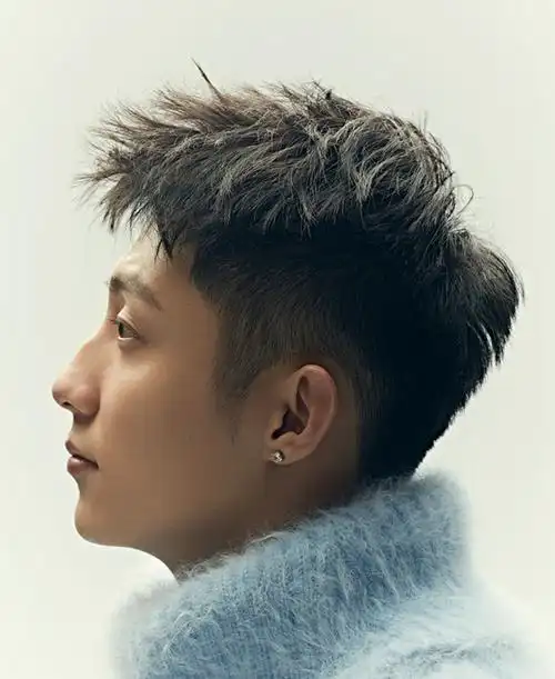 黄景瑜冬季大片曝光 硬朗侧颜杀魅力爆表