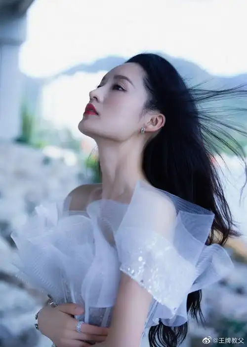 李沁今晚优雅大气##李沁在央视镜头里人美歌甜