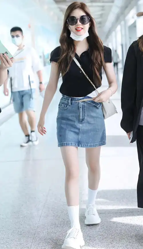 158cm的赵露思,照她这么穿,没人能甜过你_袜子_运动裤_少女