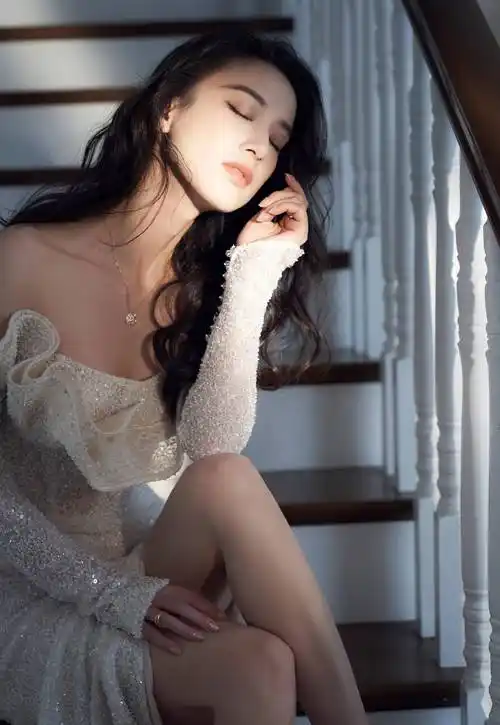 还记得当年的星女郎"黄圣依"吗,穿上丝袜仍然具有优雅的气质_功夫